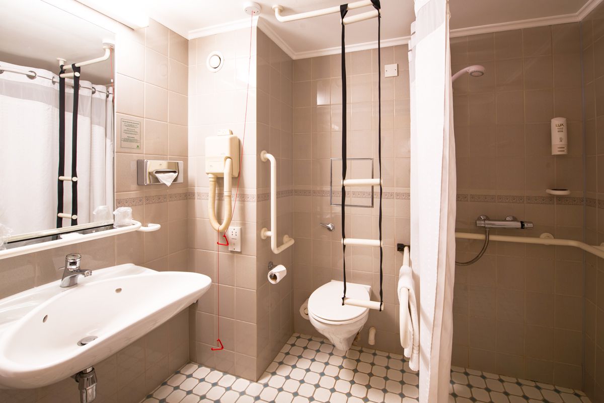 Holiday Inn Northampton accessible bathroom.